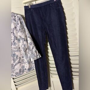 This is a two piece outfit that includes Hue pants and a Paraphase blouse